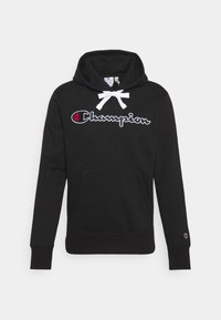 Sweat à capuche noir Champion avec cordons blancs, poche kangourou à l'avant et logo brodé sur la poitrine et sur le poignet gauche.