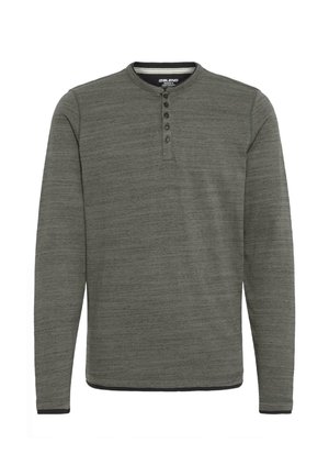 Langærmet henley skjorte i mørkegrøn med en subtil stribet tekstur, prydet med en knaplukning i halsen og kontrasterende sort kant ved ærmerne og kanten.