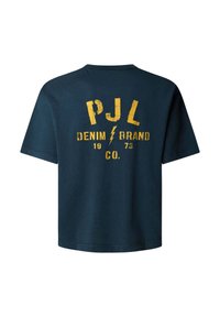 Navy modra bombažna majica s kratkimi rokavi. Zasnova vključuje obrabljeno rumeno besedilo: "PJL DENIM BRAND 1973 CO." na hrbtu. Priložnostna kroja.