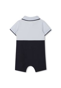 Combinaison à manches courtes en bleu clair et bleu marine, avec un col, un design bicolore et une coupe droite pour un ajustement confortable.