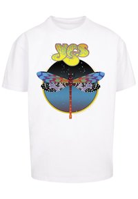 Weißes T-Shirt mit einem bunten Libellenmotiv, das mit aufwendigen Mustern und einem kreisförmigen Hintergrund versehen ist, krönt von stilisiertem Text.