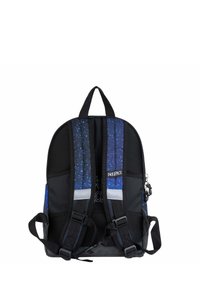 Zwarte rugzak met een blauw sterrenpatroon, mesh schouderbanden en verstelbare gespen. Heeft een zilveren accent en logo aan de voorkant.