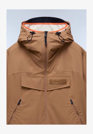 Braune wasserdichte Jacke mit Kapuze, ausgestattet mit einem Frontreißverschluss, Brusttasche und schwarzen Akzenten. Orange Innenfutter und verstellbare Kordelzüge.