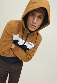 Jack & Jones JJERUSH brązowy