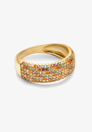 Bague en or ornée de pierres précieuses multicolores disposées en rangées. Anneau lisse et arrondi avec un intérieur texturé et une légère courbure.