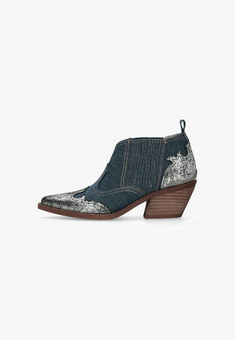 Botte en denim hauteur cheville avec des accents en cuir argenté craquelé, bout pointu, talon bois empilé et panneaux latéraux élastiques pour un enfilage facile.