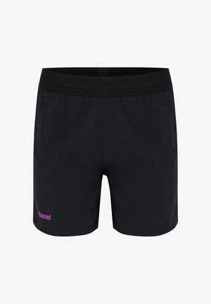 Zwarte korte broek gemaakt van lichtgewicht stof met een elastische tailleband en een paars logo op het onderste linkerbeen. Simpel ontwerp zonder patronen.