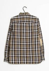 Brun og beige ternet skjorte med langeærmer, knapmanchetter og albuepatcher på en bøjle. Bomuldsstof, klassisk krave og rygpanel.