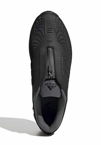 Zapatilla de running negra de Adidas con parte superior texturizada, cierre central con cremallera y forro interior acolchado, vista desde arriba sobre un fondo blanco.