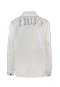 Giubbotto in denim bianco con una superficie liscia, maniche lunghe e logo "LIUJO" adornato con strass sul retro.