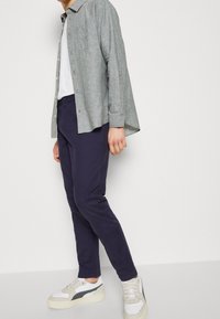 Tommy Jeans Chino kalhoty - dark blue