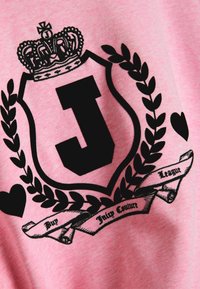 Ružová mikina s čiernym štítovým dizajnom s korunou, písmenom "J", vavrínovými listami, srdciami a stuhou s nápisom "Juicy Couture League."