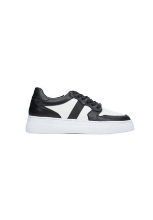 Czarno-białe skórzane sneakersy o gładkiej fakturze, z perforowanym noskiem, płaskimi czarnymi sznurowadłami i białą gumową podeszwą. Posiadają logo na boku.