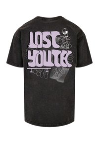 T-shirt en coton noir avec un grand texte violet "LOST YOUTH" au dos, accompagné d'un graphique d'un personnage et de contours de mains.