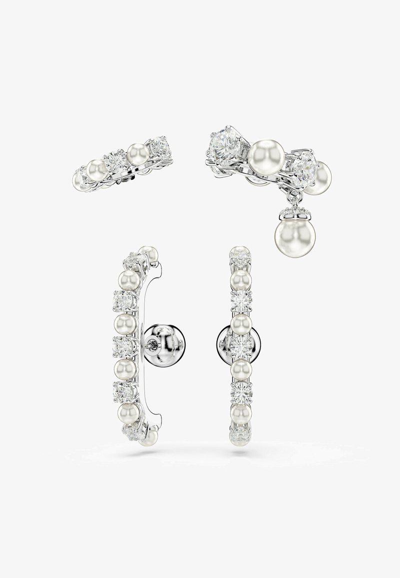 Boucles d'oreilles en argent avec de petites perles alternées et des pierres précieuses transparentes, dont une boucle avec un pendentif perle plus grand.