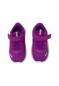 Para fioletowych dziecięcych tenisówek Puma z białymi podeszwami, siateczkową tkaniną, paskami na rzepy i sznurówkami, widoczna z góry na białym tle.