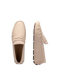 Mocassini in suede beige con punta arrotondata, cuciture decorative e suole in gomma. Presentano un piccolo dettaglio con fibbia sul lato.