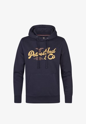 Mørkeblå hoodie lavet af blødt stof, med en kengurulomme, snøre og et guldtrykt logo på forsiden.
