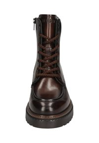 Botas de tobillo de cuero marrón con un acabado suave, punta redonda, cordones trenzados y cremallera lateral. Suela de goma marrón texturizada con detalles de costura.