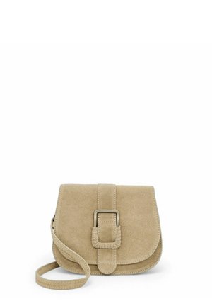 Sac bandoulière en daim beige avec un rabat cousu, une boucle rectangulaire décorative et une fine bandoulière, présenté sur fond blanc.