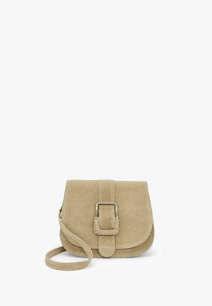 Sac bandoulière en daim beige avec un rabat cousu, une boucle rectangulaire décorative et une fine bandoulière, présenté sur fond blanc.