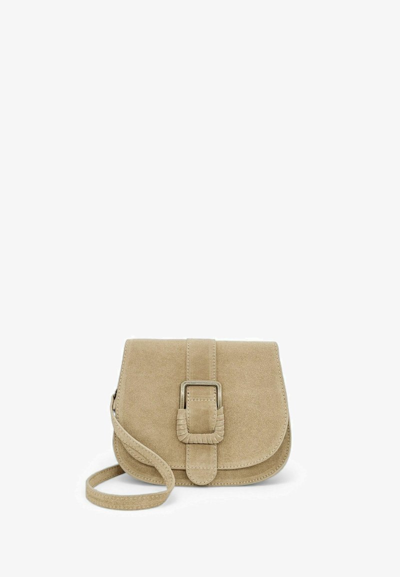 Sac bandoulière en daim beige avec un rabat cousu, une boucle rectangulaire décorative et une fine bandoulière, présenté sur fond blanc.