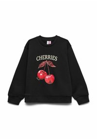 Melns džemperis ar divu spīdīgu sarkanu ķiršu attēlu ar zaļām lapām un vārdu "CHERRIES" baltā izliekta fontā virs attēla.