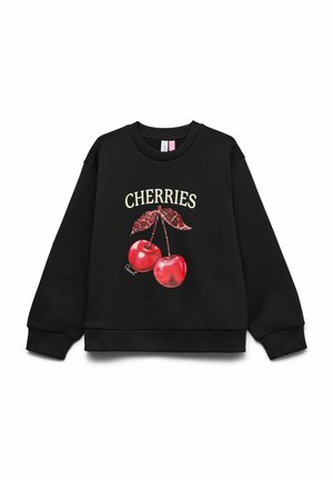 Schwarzer Pullover mit einem Motiv aus zwei glänzenden roten Kirschen mit grünen Blättern und dem Wort "CHERRIES" in geschwungener weißer Schrift darüber.