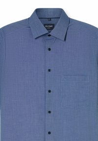 Helles blaues Hemd mit Knopfverschluss, gefertigt aus strukturiertem Stoff, mit einem semi-spread Kragen, schwarzen Knöpfen und einer Brusttasche mit genähten Details.