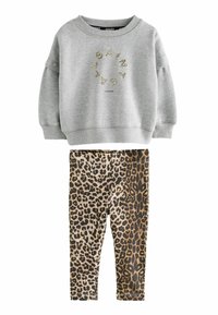 Grå sweatshirt med leopardtryck grafiskt, i kombination med bruna och svarta leggings med leopardmönster. Mjuk bomullsblandning, avslappnad passform, elastisk midja.