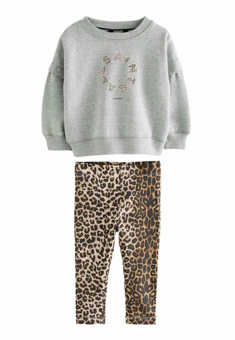 Grå sweatshirt med leopardtryck grafiskt, i kombination med bruna och svarta leggings med leopardmönster. Mjuk bomullsblandning, avslappnad passform, elastisk midja.