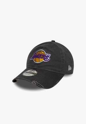 Schwarze Baumwoll-Baseballmütze mit verstellbarem Riemen, mit einem gestickten Los Angeles Lakers-Logo und abgenutzten Akzenten auf dem Schirm.