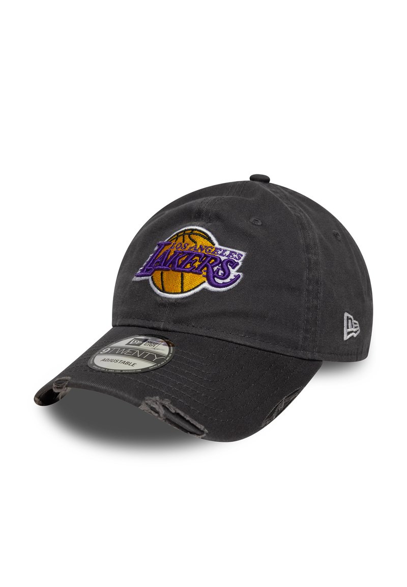 Must schriftiga must cap must adjuustuva rihmaga, millel on brodeeritud Los Angeles Lakersi logo ja kulunud aktsendid äärel.