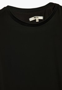 Sort kortærmet T-shirt med rund halsudskæring, lavet af glat stof, med en ribbet krave og en label inden i.