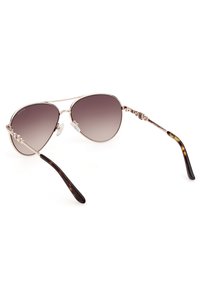 Gafas de sol aviador de metal plateado con lentes oscuros en degradado, que presentan un diseño de doble puente y puntas de las patillas con un patrón de concha de tortuga oscura.