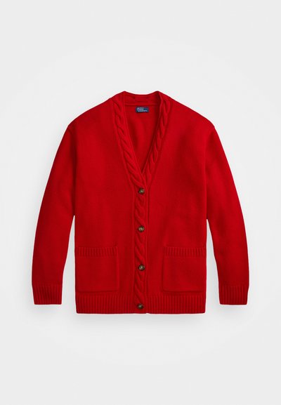Cardigan lavorato a maglia di un brillante rosso, con finiture a trecce, chiusura con bottoni, due tasche frontali e polsini e orlo a coste.