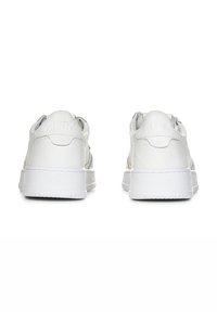 Sneakers bianche in pelle con una texture liscia, colletto imbottito e suola spessa bianca. Sul retro presenta un logo in rilievo sul tallone.