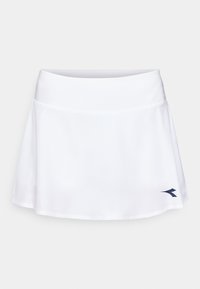 Jupe de sport blanche avec un design évasé et une taille élastique. Présente un petit logo bleu marine en bas à droite. Texture lisse, tissu léger.