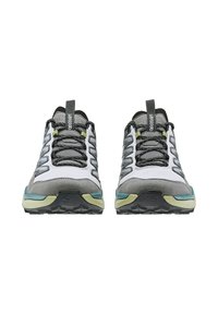 Scarpe da trekking leggere con tomaia sintetica grigia e bianca, pannelli in rete, accenti neri e verdi, suola testurizzata e lacci resistenti.