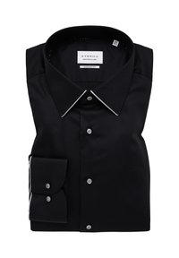 Zwarte ETERNA-shirt met een moderne pasvorm, voorzien van een puntige kraag, witte accentpiping en knoopdetails op de manchetten en de voorkant.