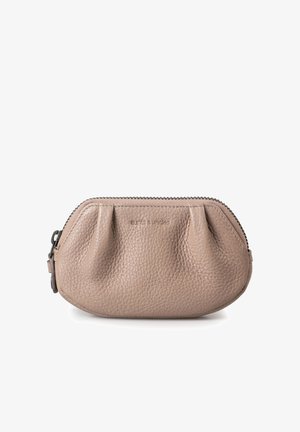 Kleine Beuteltasche aus braun-grauem genarbtem Leder mit Reißverschluss und dezentem Markenprägung auf der Vorderseite, weiche geraffte Details nahe des oberen Randes.