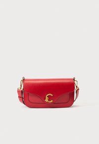 Borsa a mano in pelle rossa con patta arrotondata, ferrature dorate e logo in rilievo. Presenta una tracolla removibile e una texture liscia.