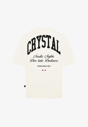 Overdreven crème t-shirt met zwarte tekst en afbeelding "CRYSTAL". Aanvullende tekst omvat "Nordic Nights Dive into Darkness" en een kleine drie-kleurige accent.