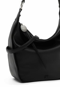 Borsa hobo in pelle nera con superficie liscia, chiusura con zip e tracolla regolabile. Presenta un'etichetta con logo metallico sul lato.