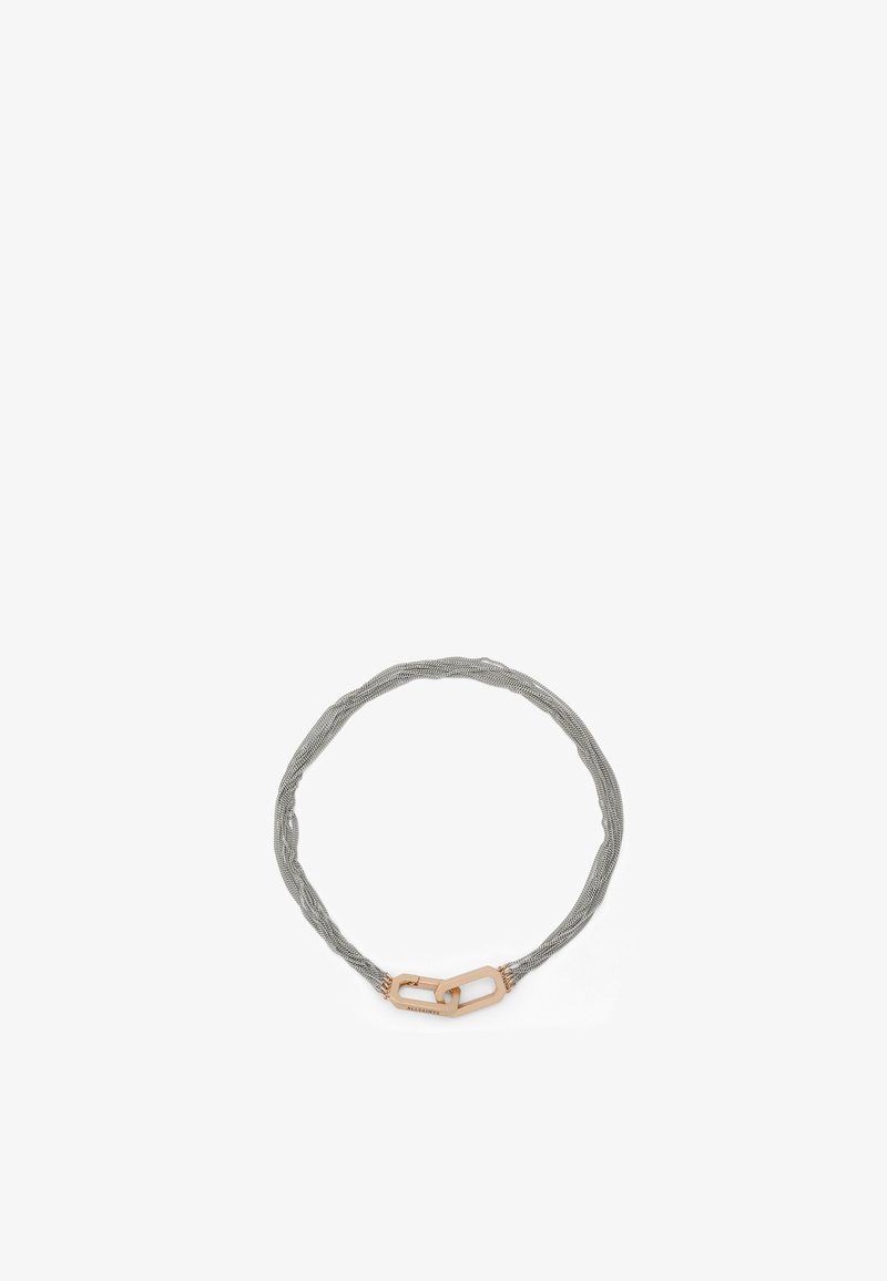 Collana a rete grigia attorcigliata con un fermaglio oro con design intrecciato e marchiatura incisa.