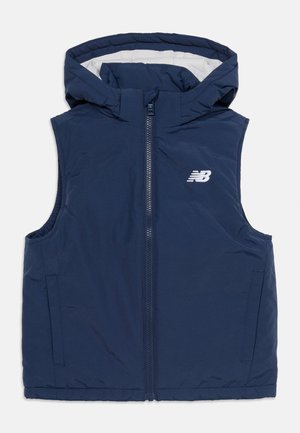Teget tamno plava prsluk bez rukava s kapuljačom, prednjim patentnim zatvaračem, bočnim džepovima i bijelim logotipom New Balance na prsima.