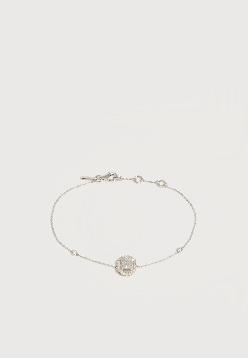 Bracelet délicat en chaîne d'argent avec un pendentif octogonal central orné de petits cristaux clairs et une fermeture à mousqueton.