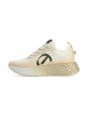 Chaussure de sport beige clair avec une tige en maille texturée, un logo doré accrocheur et une semelle épaisse à motif pour une meilleure adhérence.
