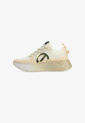 Chaussure de sport beige clair avec une tige en maille texturée, un logo doré accrocheur et une semelle épaisse à motif pour une meilleure adhérence.