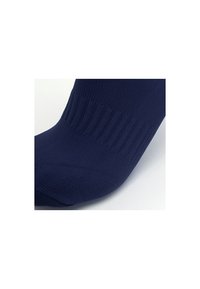 Acercamiento de un calcetín azul marino con una sección superior acanalada y un área de punta lisa sobre un fondo blanco.